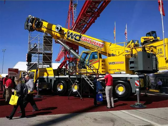 马尼托瓦克展示新型100吨级汽车起重机