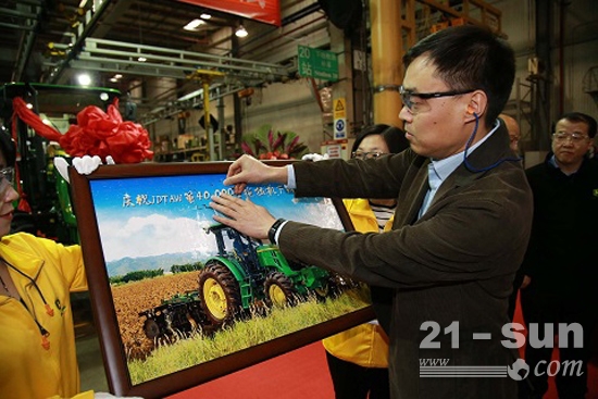 约翰迪尔天津工厂厂长周伟与各支持部门负责人共同完成约翰迪尔拖拉机拼图