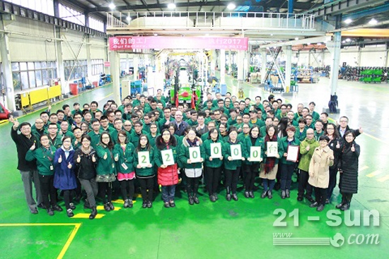 约翰迪尔宁波工厂员工共同庆祝第22万台拖拉机下线