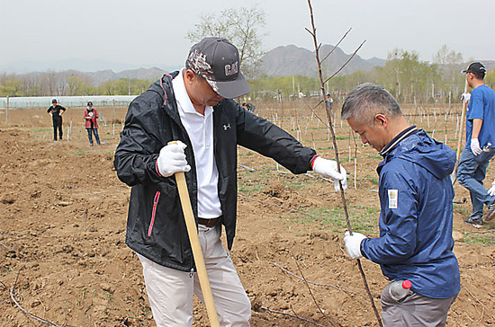 卡特彼勒北京志愿者参与2017年卡特彼勒基金会公益林春季植树活动