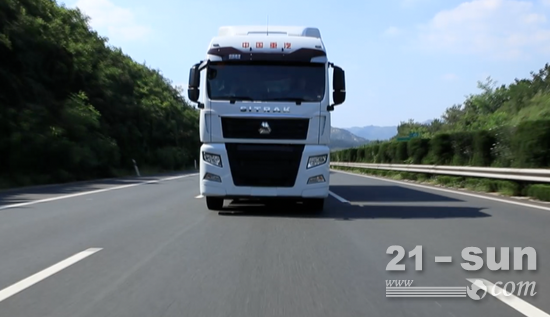 这是中国重汽集团的智能卡车行驶在路上