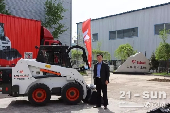 吉林省斗山工程机械有限责任公司董事长金龙奎与山猫国产S16合影
