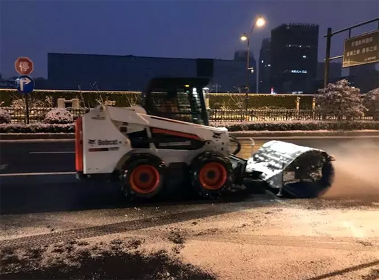 山猫扫雪车:连干6小时 搞定杭州东门户(附图)