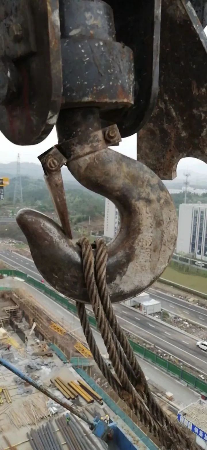 塔吊吊钩和安全卡以及钢丝绳