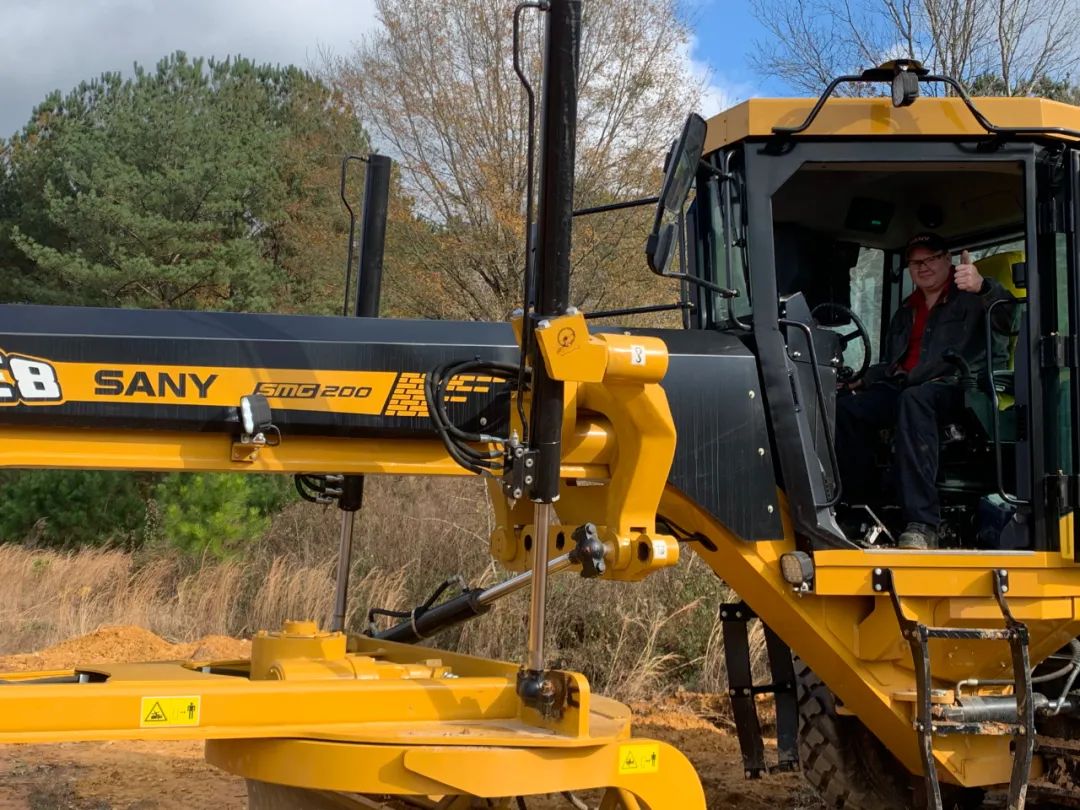 英国驻广州总领事贺颂雅考察山河智能