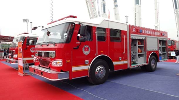 中国重汽消防车闪耀2015北京消防展