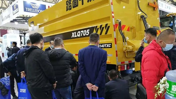 荣耀登场—养护机械新成员XLQ705路面干洗车亮相上海宝马展！