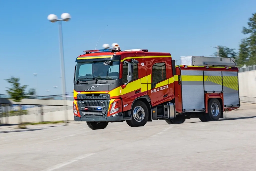 近日,首款基于沃尔沃新款fm双排驾驶室改装的消防车产品由奥地利卢森