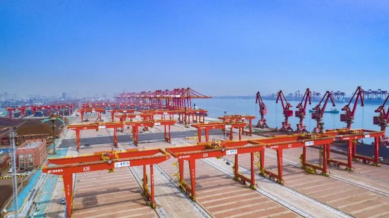 山东港口日照港4台远控岸桥首次实现远程同船装卸作业︱港口装卸机械