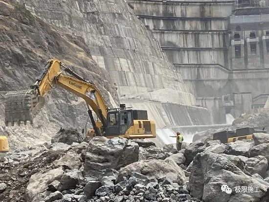 柳工挖掘机参与在建世界最大水电工程白鹤滩水电站
