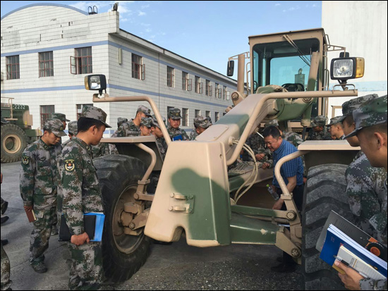 鼎盛重工对新疆军区某团官兵进行平地机“用修双能”培训