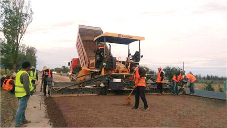 柳工攤鋪機參建吉爾吉斯斯坦國家重點工程