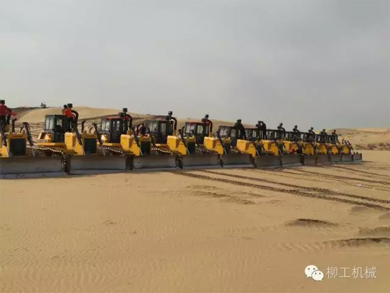 点沙成金——柳工推土机助力中国沙漠光伏建设