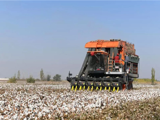 铁建重工智能六行采棉机亮相2019中国农机展
