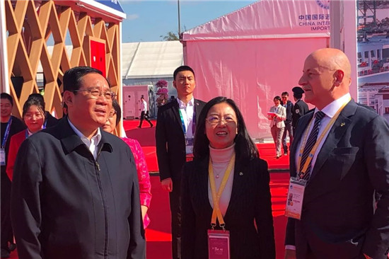 上海市委书记李强参观进博会普茨迈斯特展台，祝企业“取得更大成功”