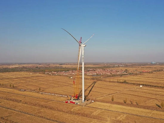 258吨，功率8MW！徐工两千吨级履带吊再刷海上吊装纪录