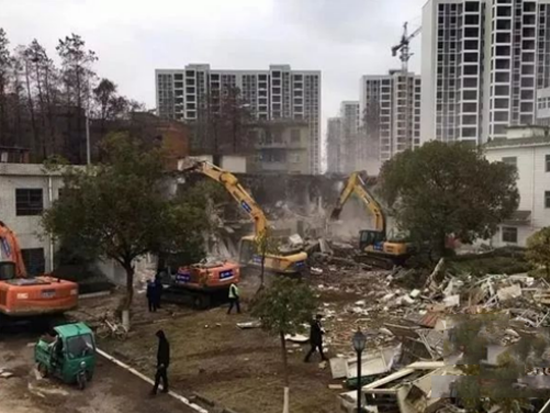 临工人推进小汤山医院建设，希望尽工程机械人的一份力量