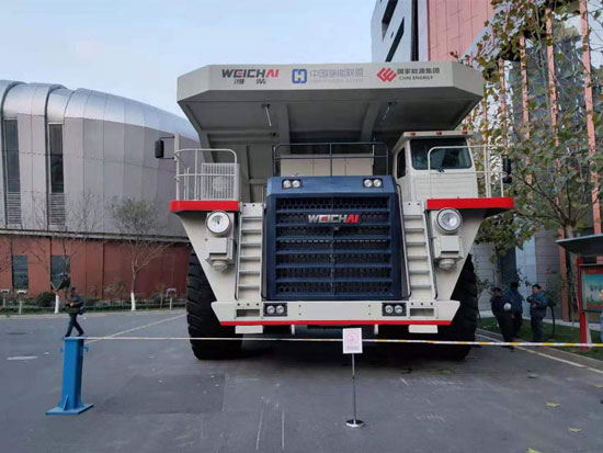 首台国产混合能源矿用卡车自卸车成功下线