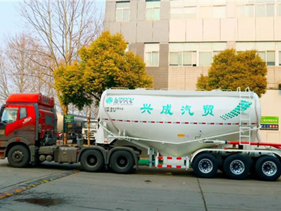 客户跋涉千里亲自提车，凌宇“小白罐”魅力不小！
