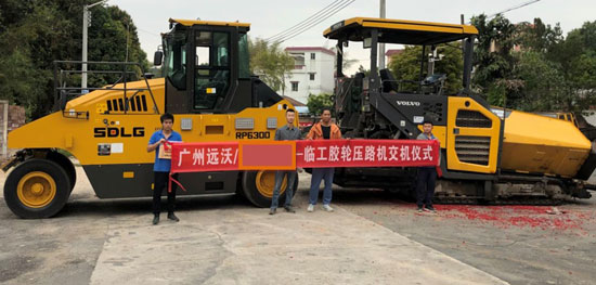 山東臨工膠輪壓路機成功交付助力客戶復工
