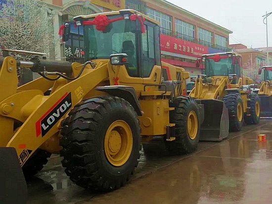 雷沃工程机械与建设者们并肩战斗