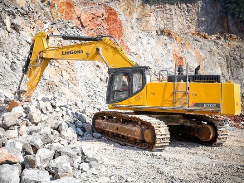 缺席新品发布 柳工970E挖掘机新品鏖战新疆矿区