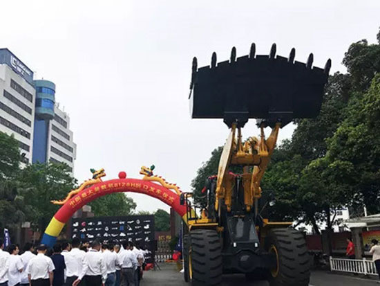 柳工8128H轮式装载机出口蒙古国
