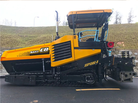 大宽度高等级路面的扛鼎之作 ——三一首款端伸缩13米摊铺机问世