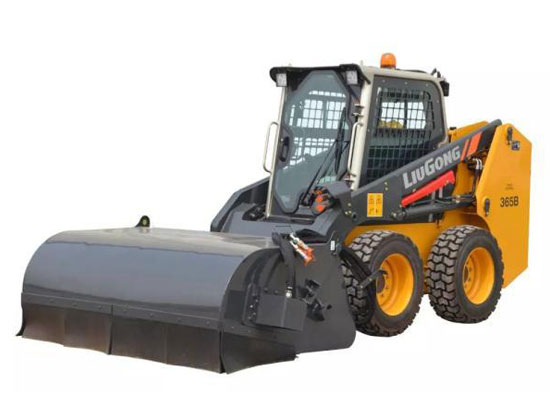 省力又省钱   柳工滑移装载机港口清扫好帮手