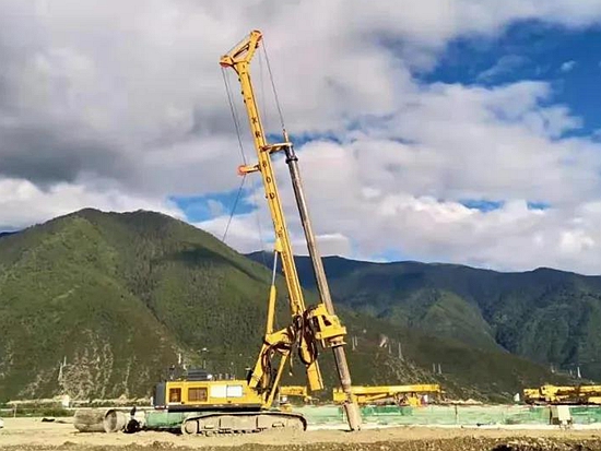 又一超级工程，徐工旋挖钻机打卡拉林铁路！
