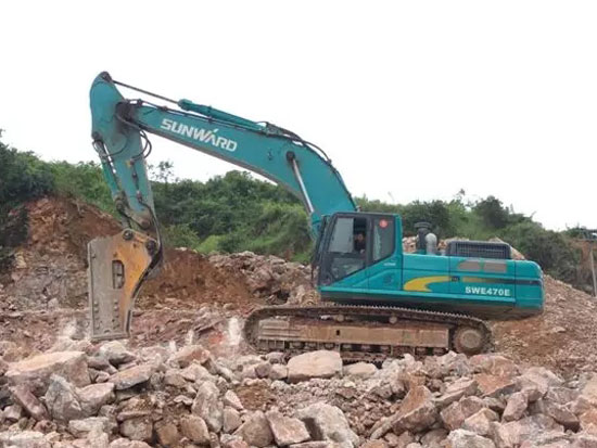 看石场风云如何演绎？ 山河智能矿山战神SWE470E大型挖掘机一锤定音！