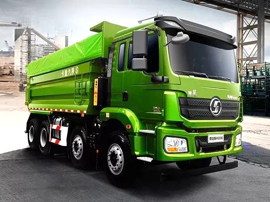 与悬疑热剧的特效相比，德龙新M3000自卸车更愿意用实力来说话