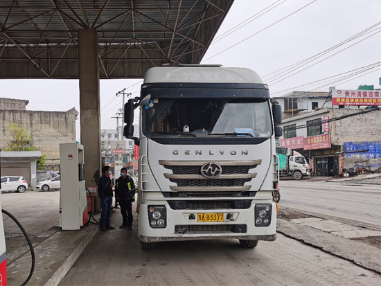 这位卡友“抢跑”了 率先体验红岩杰狮2020牵引车让他惊喜