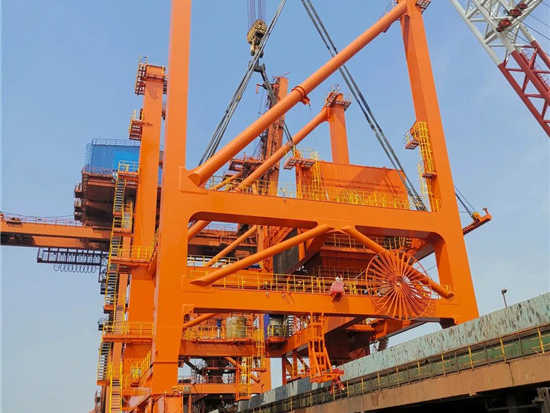 国投镇江港2500吨卸船机完成总装