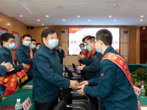 中国重汽召开庆祝“五一”国际劳动节座谈会