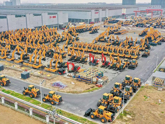 日本经济新闻“三连”报：全球行业低迷，三一“完全不同”