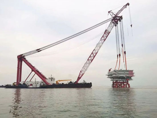 “新振浮7”轮完成杭州湾首座海上升压站吊装