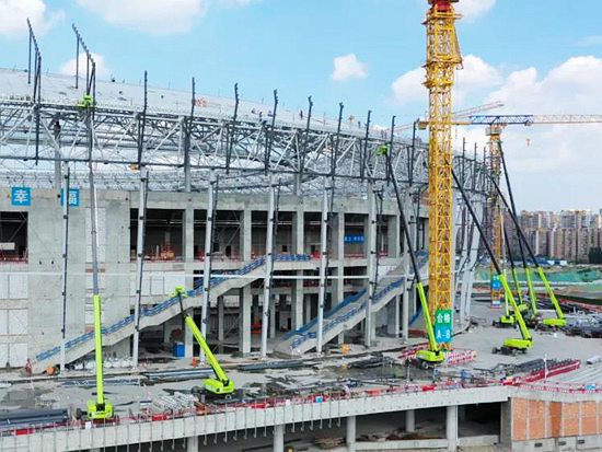 中联重科高空作业机械王牌军团，全力参建成都大运会凤凰山体育公园项目