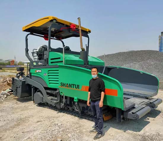 山推摊铺机助力疫后杭州旅游建设