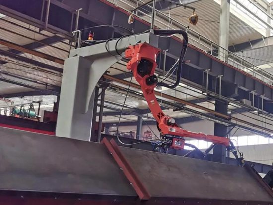 西筑公司自动化焊接机器人正式投入使用
