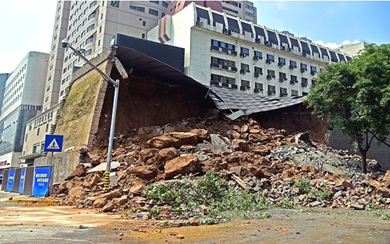 柳工装载机及时驰援西安明秦王府城墙保护砌体坍塌现场！