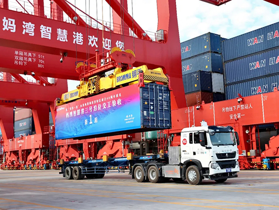 中国重汽无人驾驶集卡完成妈湾智慧港“第一箱”任务！