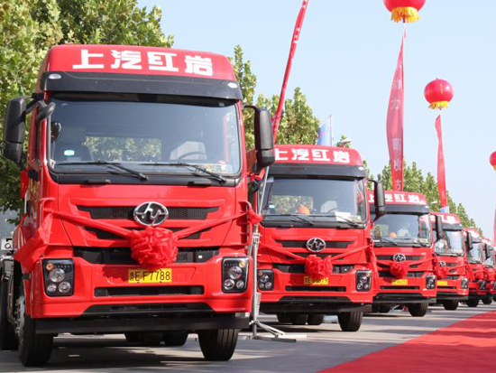 红岩杰卡港口牵引车批量交付山东客户，助力智慧物流高质量发展