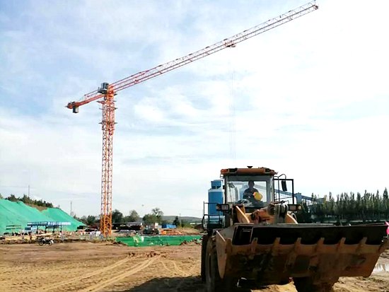 方圆集团PT7015平头型塔机参与内蒙古重点项目建设