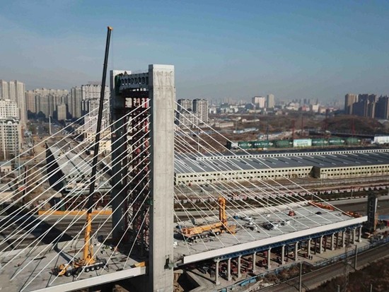 转转转转转！徐工金霸气助力哈尔滨首座转体桥主塔封顶！