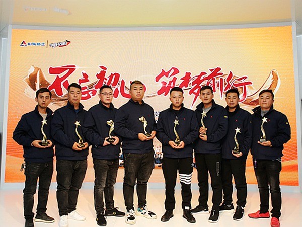 不忘初心 筑梦前行！2020山东临工公益颁奖盛典在上海宝马展举行
