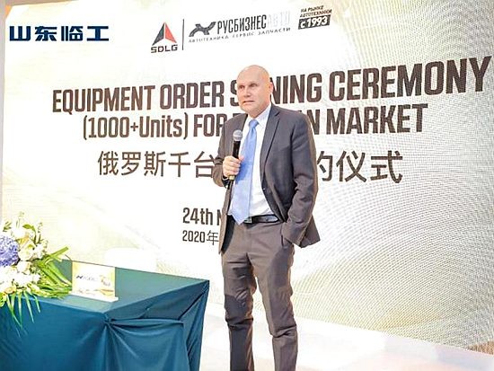 千台大单在线签约吹响冲锋号角，2021山东临工全球市场开拓再提速