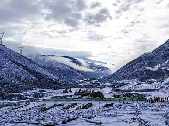 风雪相伴 常林电动卫士助力川藏铁路建设