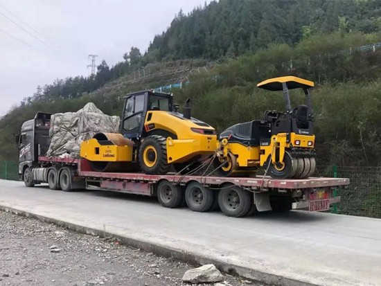 柳工路机一整套摊铺压实设备交付湖北客户