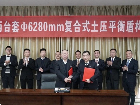 中铁装备与重庆智邦集团旗下重庆宇隧交通设备有限公司在郑州举行签约仪式！